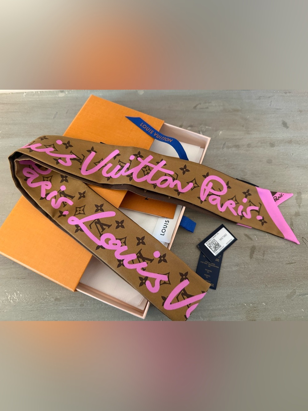 LOUIS VUITTON Script BB
Bandeau PINK